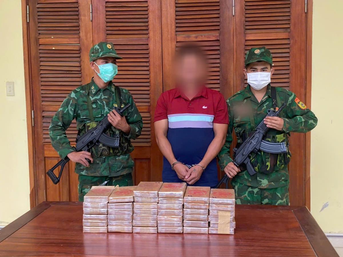 Đối tượng T.N.T. cùng tang vật 38 bánh ma túy.