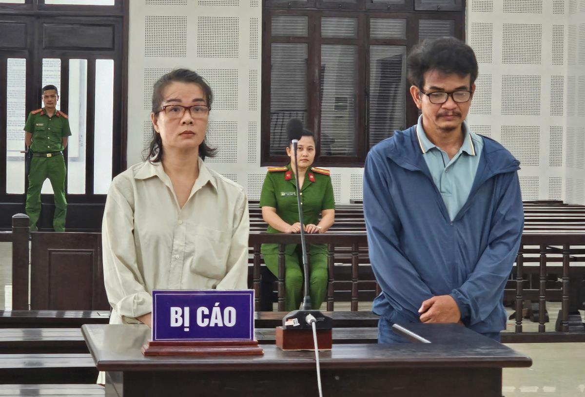 Vợ chồng bị cáo Châu - Tiên tại phiên tòa.