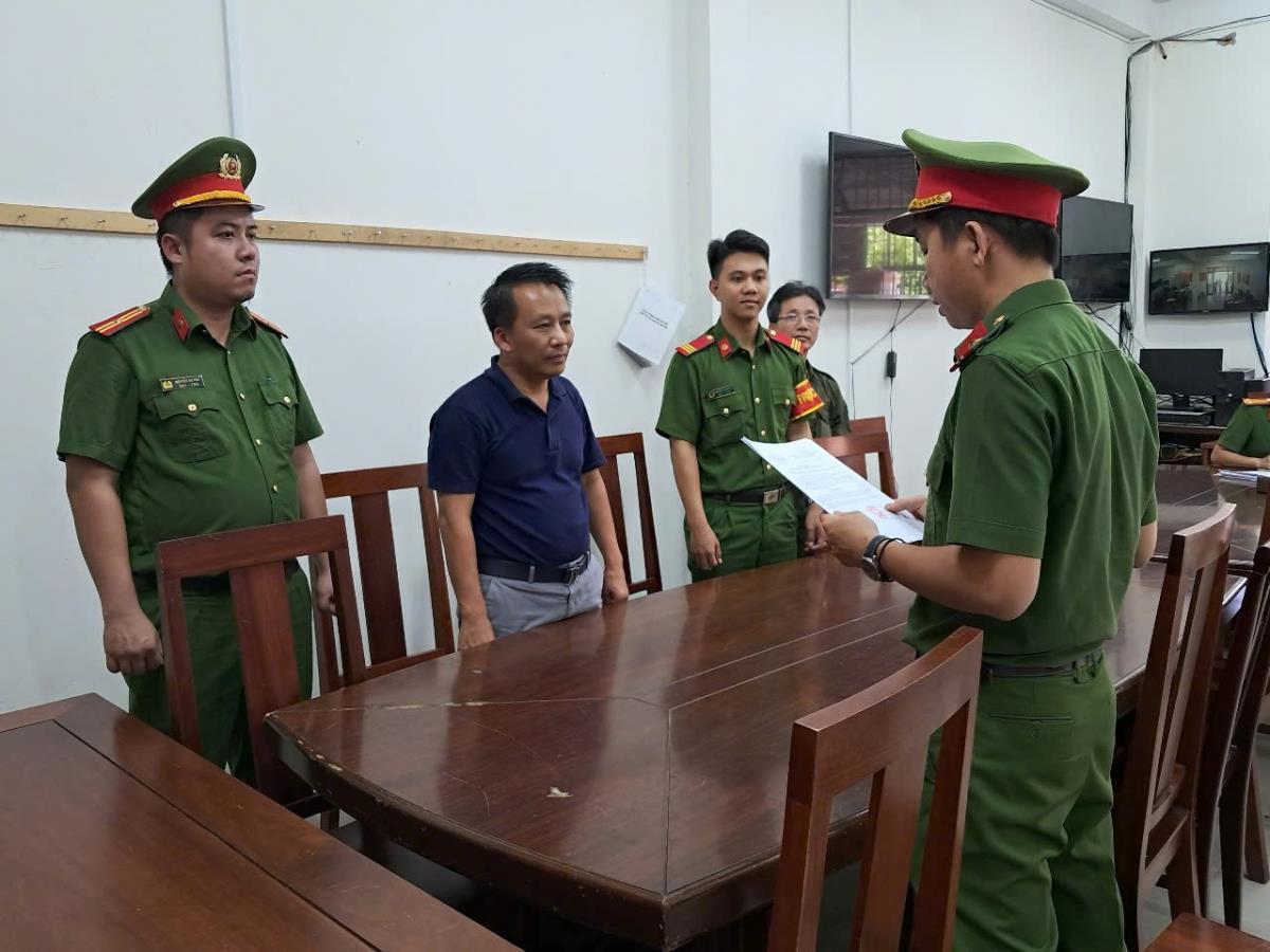 Giấy mượn tiền mà ông Khoa viết khi vay mượn 10,5 tỷ đồng của bà Vân và các văn bản của tòa án liên quan đến vụ việc.