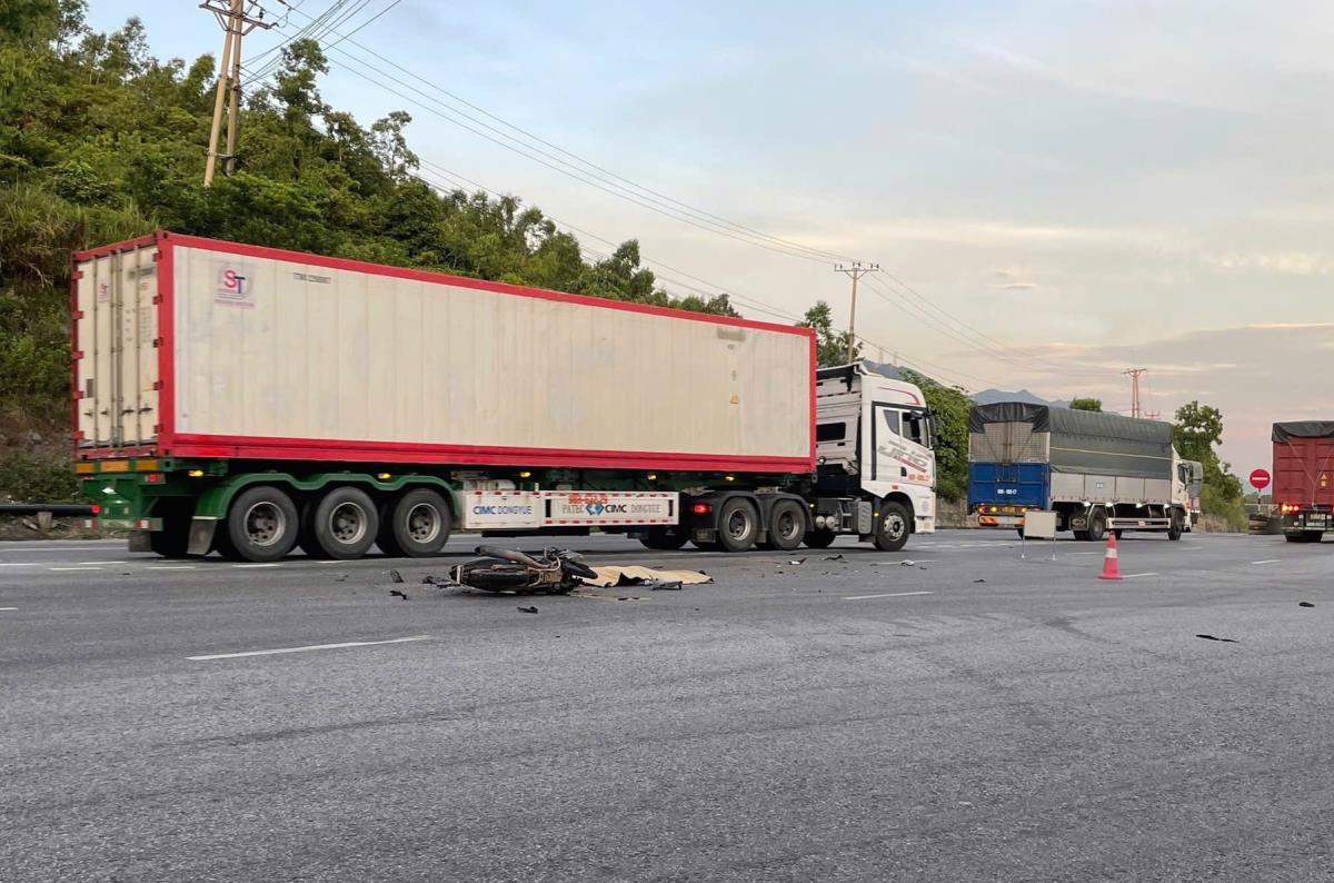 Hiện trường vụ TNGT tại Km 1623 đường Hồ Chí Minh.