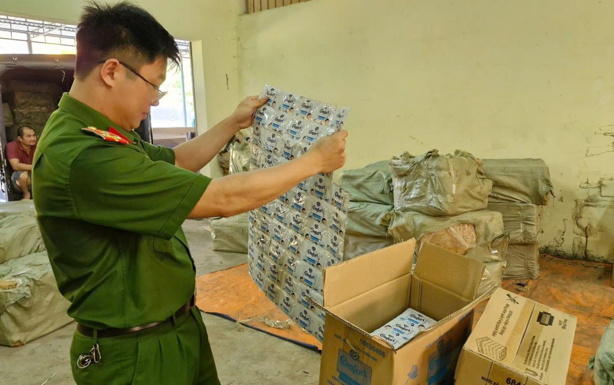 Các đối tượng buôn bán hàng giả bị bắt giữ.