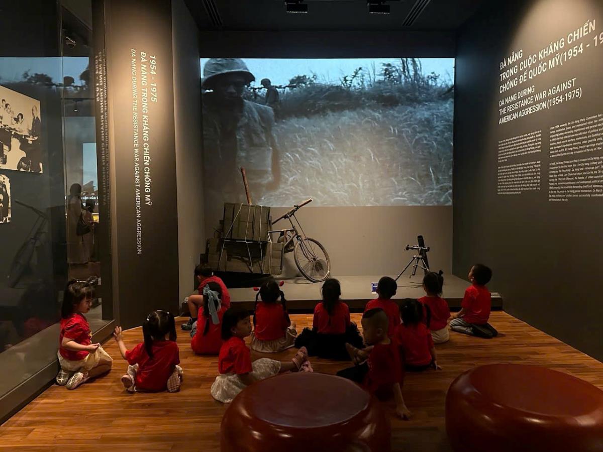ĐVTN Công an thành phố tham quan, tìm hiểu lịch sử tại Bảo tàng Đà Nẵng.