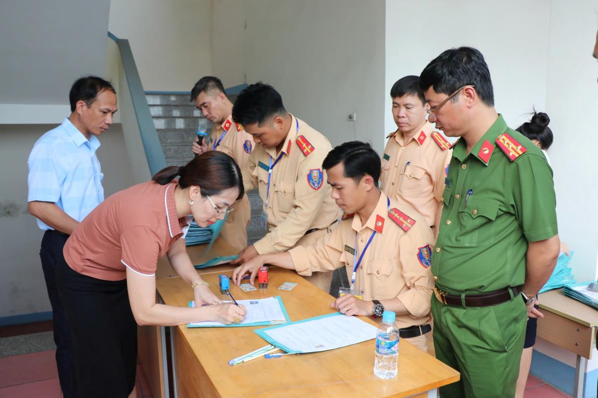 Đây là kỳ sát hạch, cấp giấy phép lái xe đầu tiên kể từ khi chuyển giao sang Công an tỉnh Nghệ An