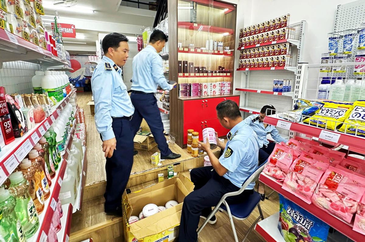 Lực lượng QLTT Đà Nẵng phát hiện 1 cửa hàng thời trang kinh doanh hàng giả mạo nhãn hiệu.