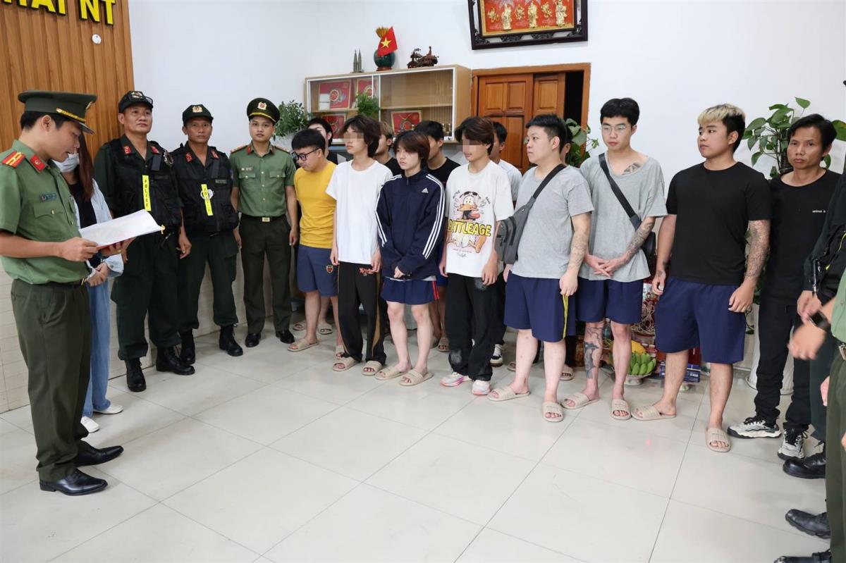 Tiến hành thủ tục trục xuất các đối tượng.