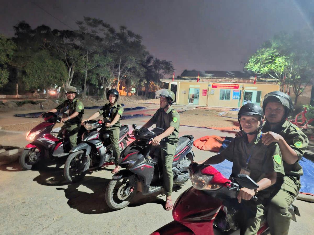 Ông Cao Tấn Việt bàn giao số đạn vận động người dân giao nộp cho Công an xã Hòa Phong.