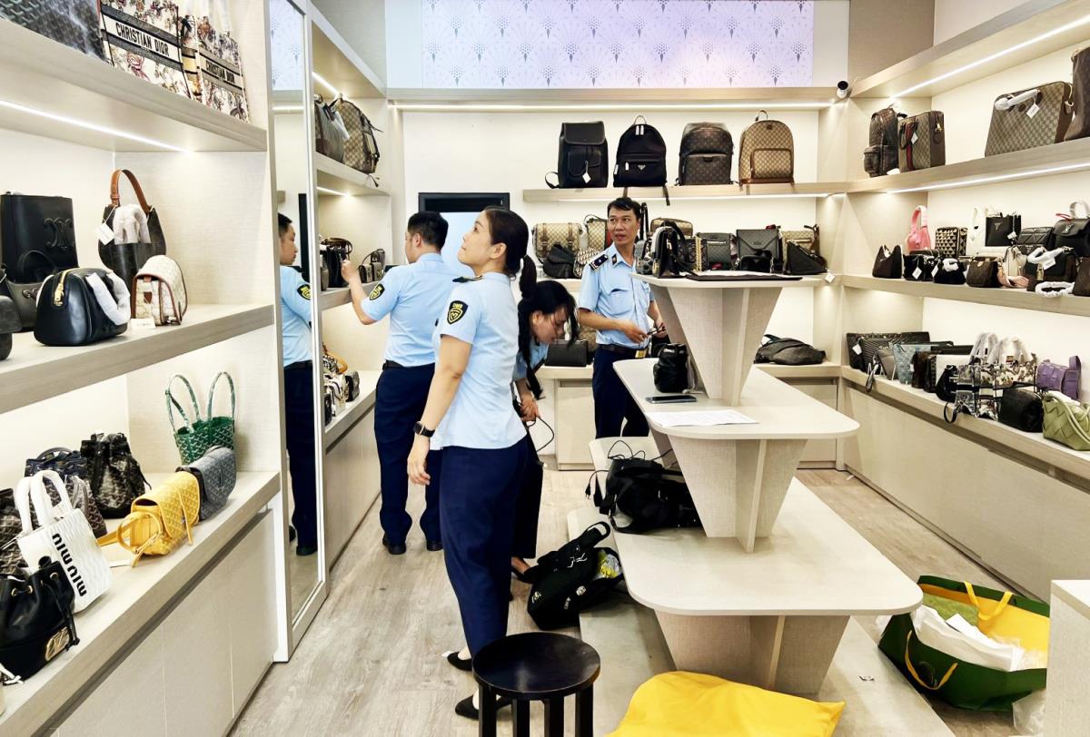 Lực lượng QLTT Đà Nẵng kiểm tra, phát hiện một cửa hàng trên đường Trần Phú bày bán hàng giả.