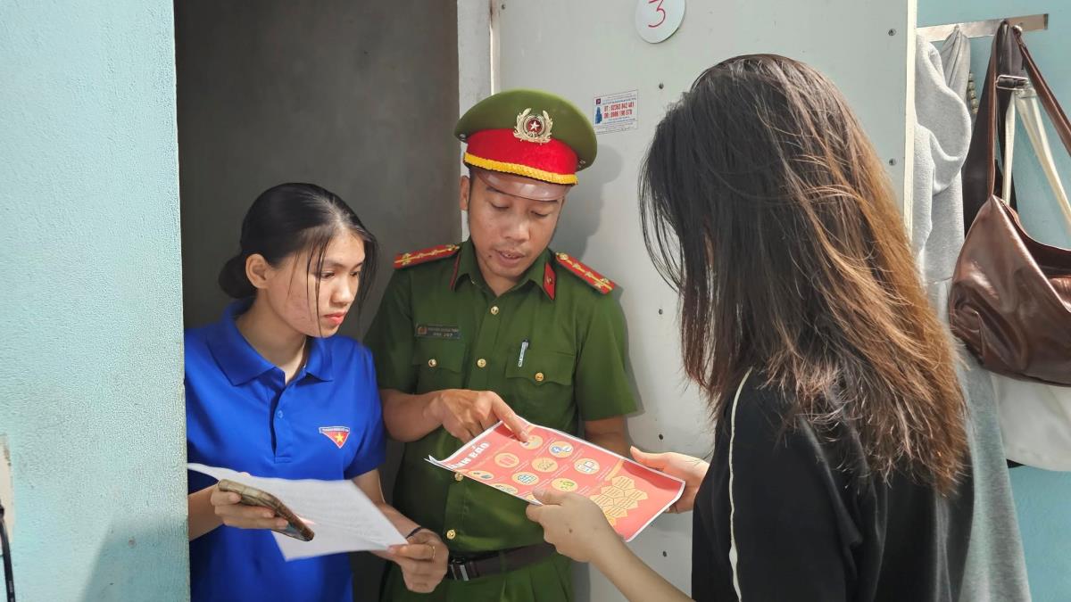 Đại diện thường trực lực lượng an ninh cơ sở và đoàn viên thanh niên ký cam kết chấp hành pháp luật về an ninh mạng.