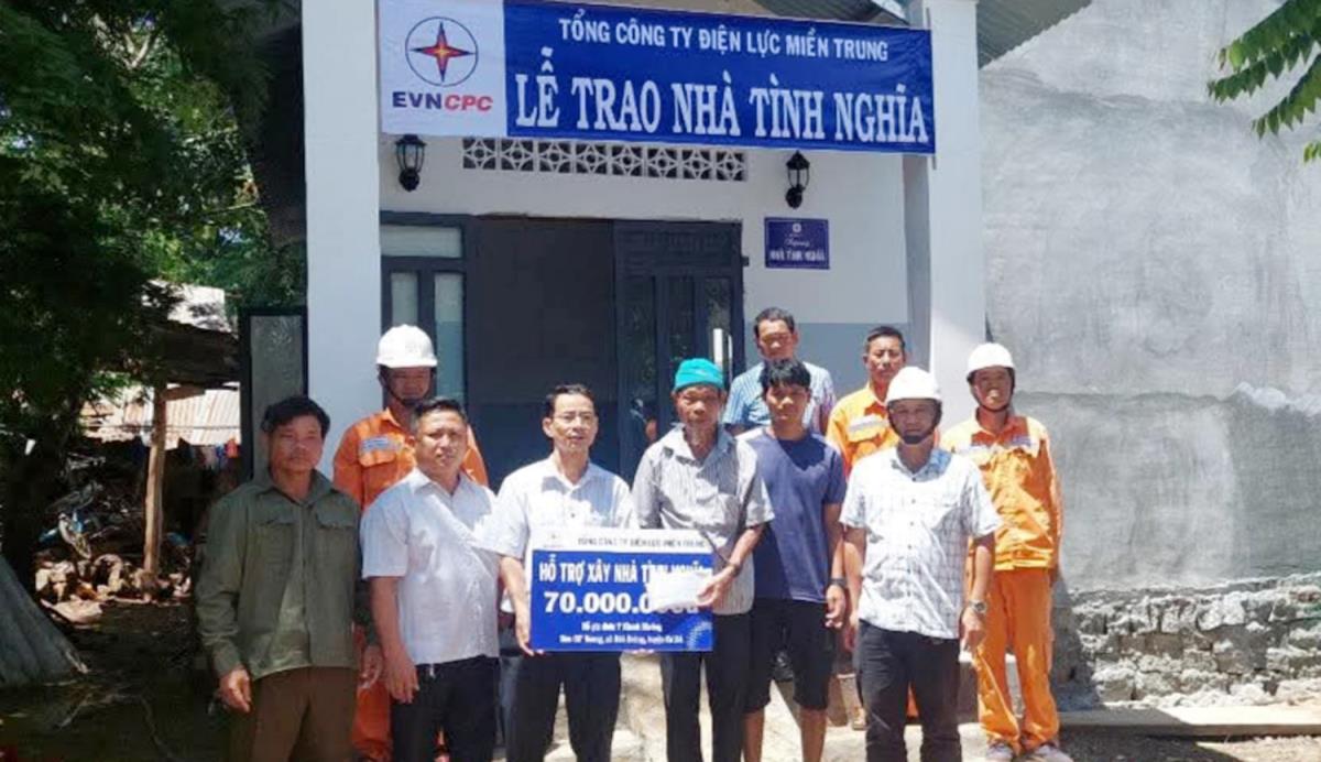 Trao nhà tình nghĩa cho hộ ông Y Khanh Bkrông.