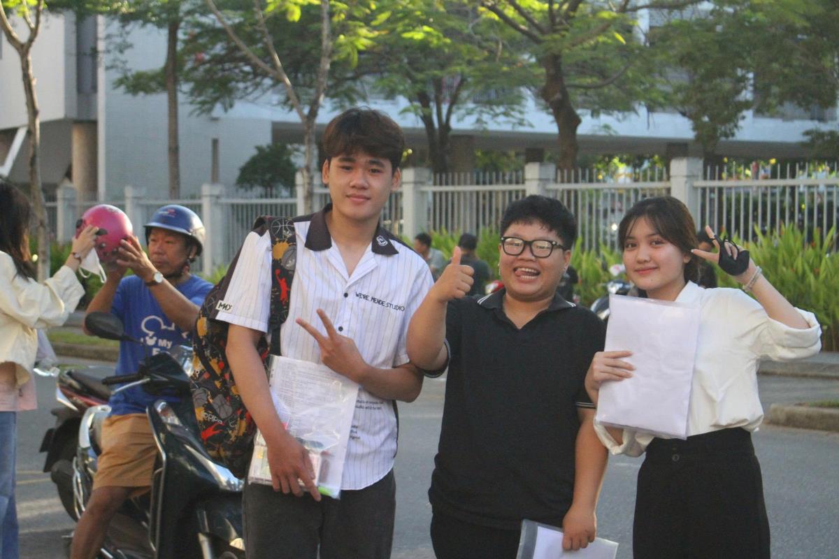 Đội ngũ tình nguyện viên tiếp sức mùa thi cũng có mặt từ sớm