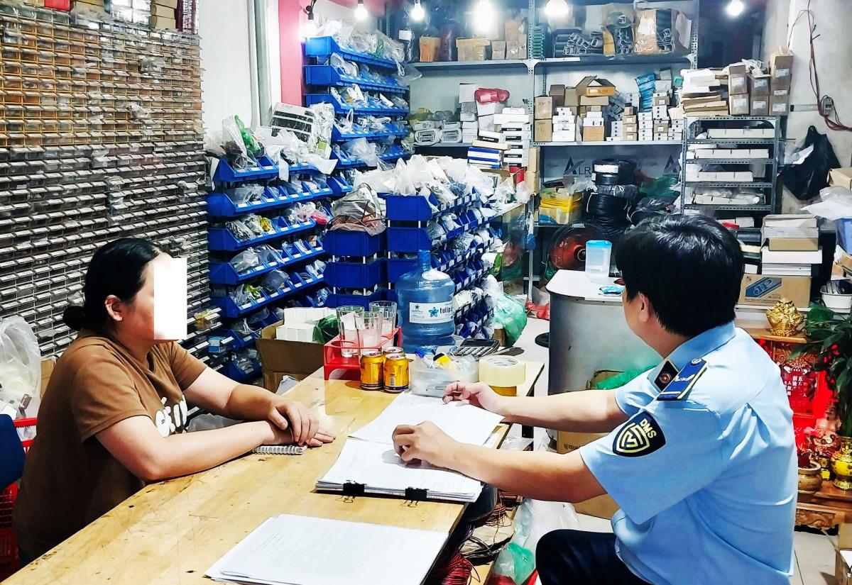 Đội QLTT Số 3 lập biên bản vi phạm hành chính đối với chủ cơ sở kinh doanh vi phạm.