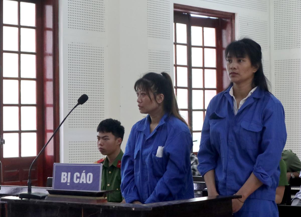 Hai bị cáo Cụt Thị Liên và Cụt Thị Tuyết tại tòa.