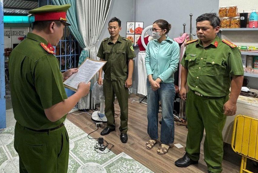 Cơ quan chức năng đọc quyết định khởi tố bị can đối với LTAT.