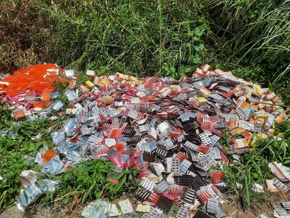 Số lượng lớn thuốc, thực phẩm chức năng bị vứt bỏ ở huyện Bình Chánh ngày 6-6Ảnh: LƯ THÁI HÙN