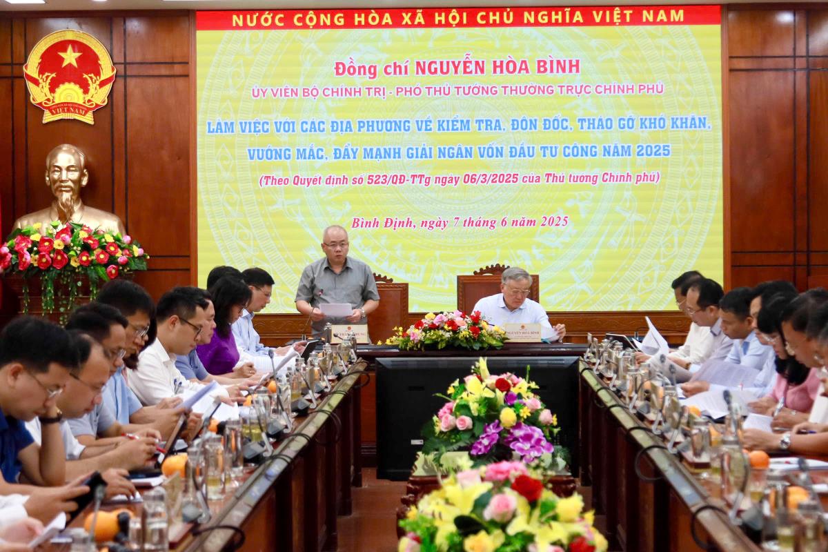 Toàn cảnh buổi làm việc.