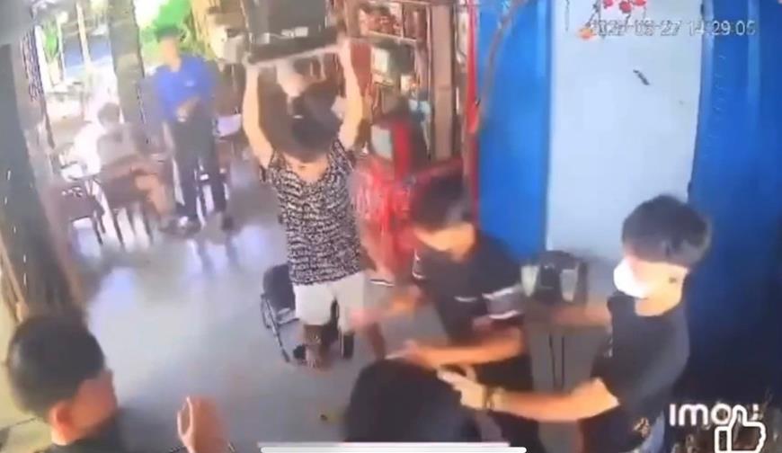 Nhóm thiếu niên lao vào hành hung em L.