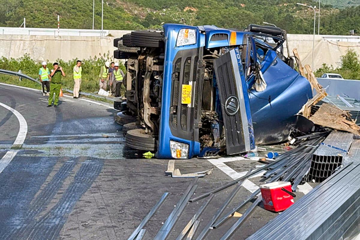 Hiện trường tai nạn khiến tài xế cùng phụ xe tử vong. Ảnh: N.X