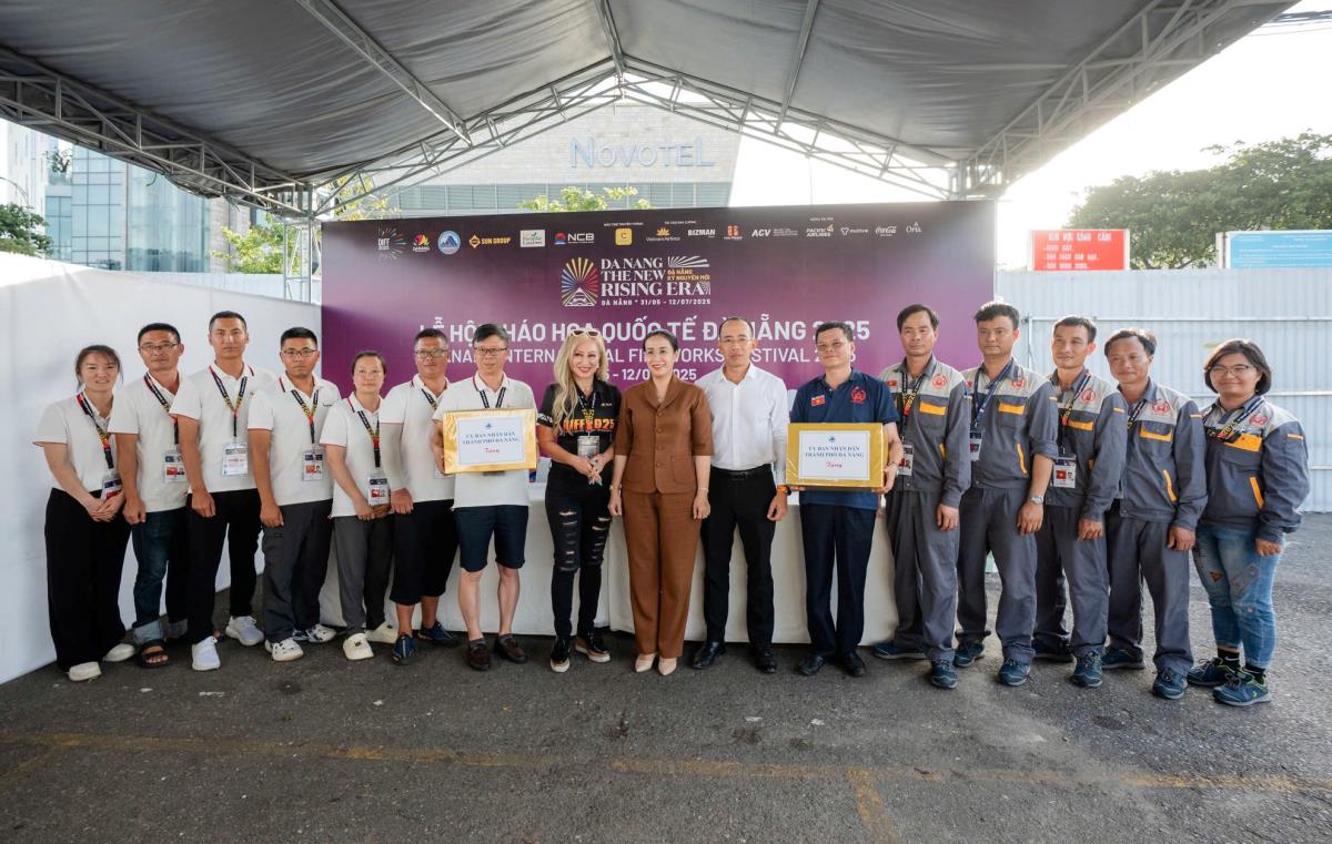 Phó Chủ tịch UBND TP Đà Nẵng Nguyễn Thị Anh Thi thăm, tặng quà 2 đội thi trước thềm chung kết.