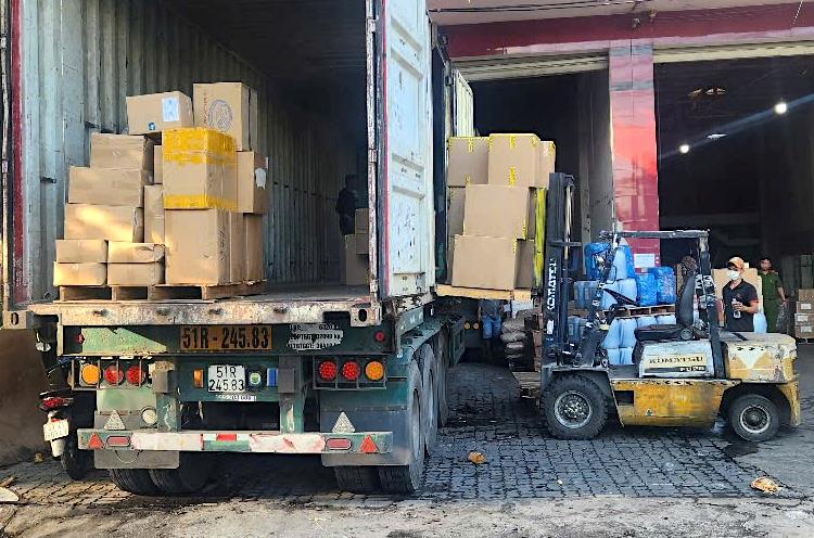 Lực lượng Công an kiểm tra hàng hóa tại hiện trường