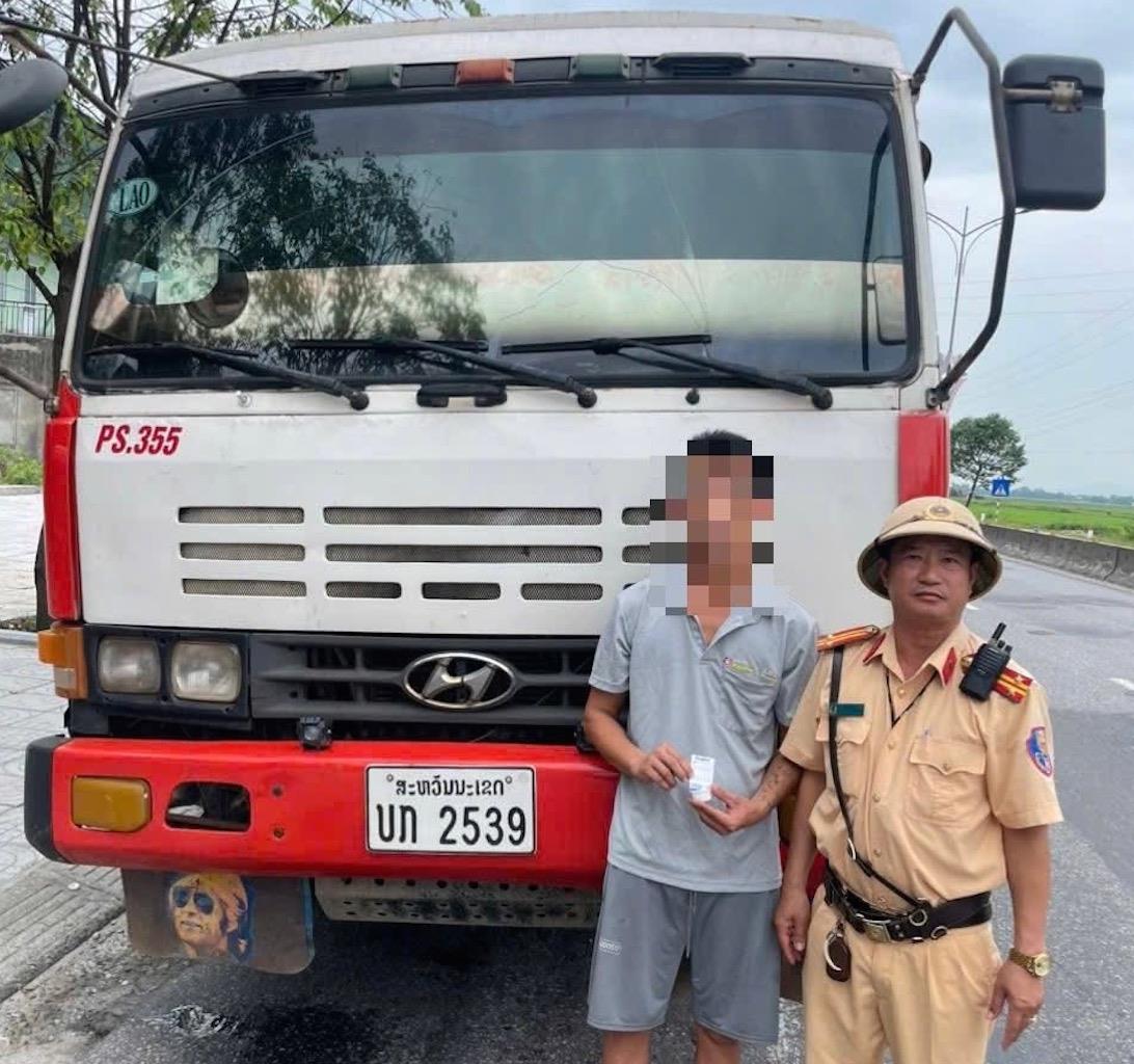 Tài xế Đ. bị phát hiện sử dụng ma túy và không có bằng lái.