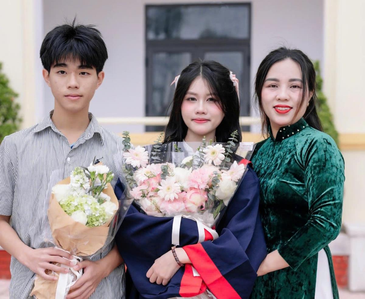 Yến Nhi bên mẹ và em trai.