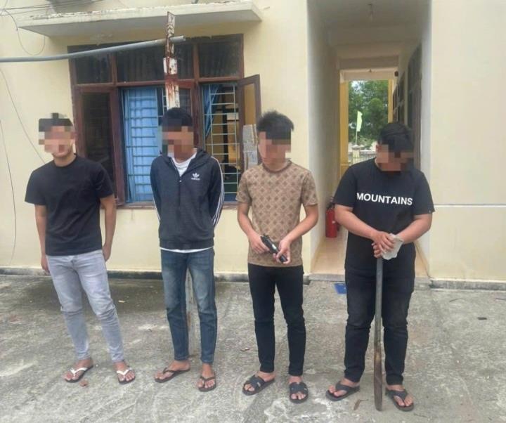 4 đối tượng tấn công anh N. và cây mã tấu, khẩu súng giả tang vật.