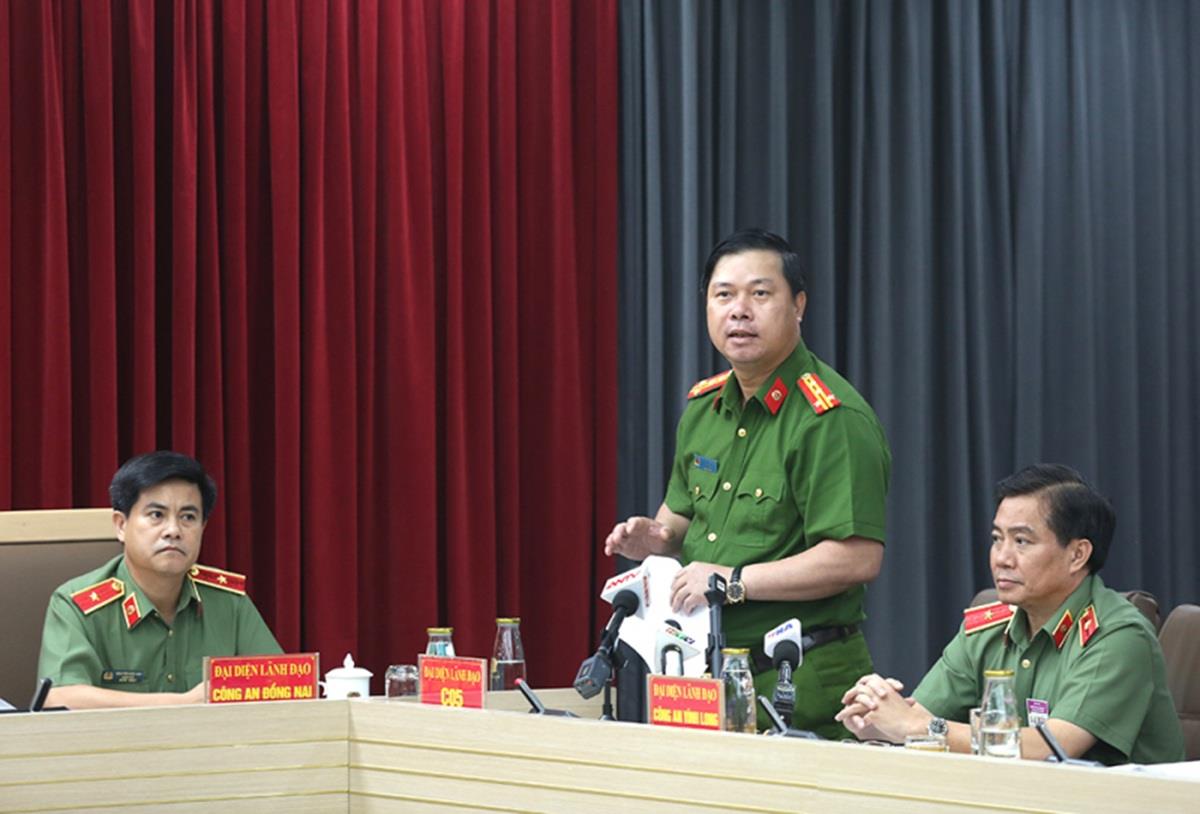 Đại tá Nguyễn Công Khôi thông tin với báo chí tại buổi họp báo.