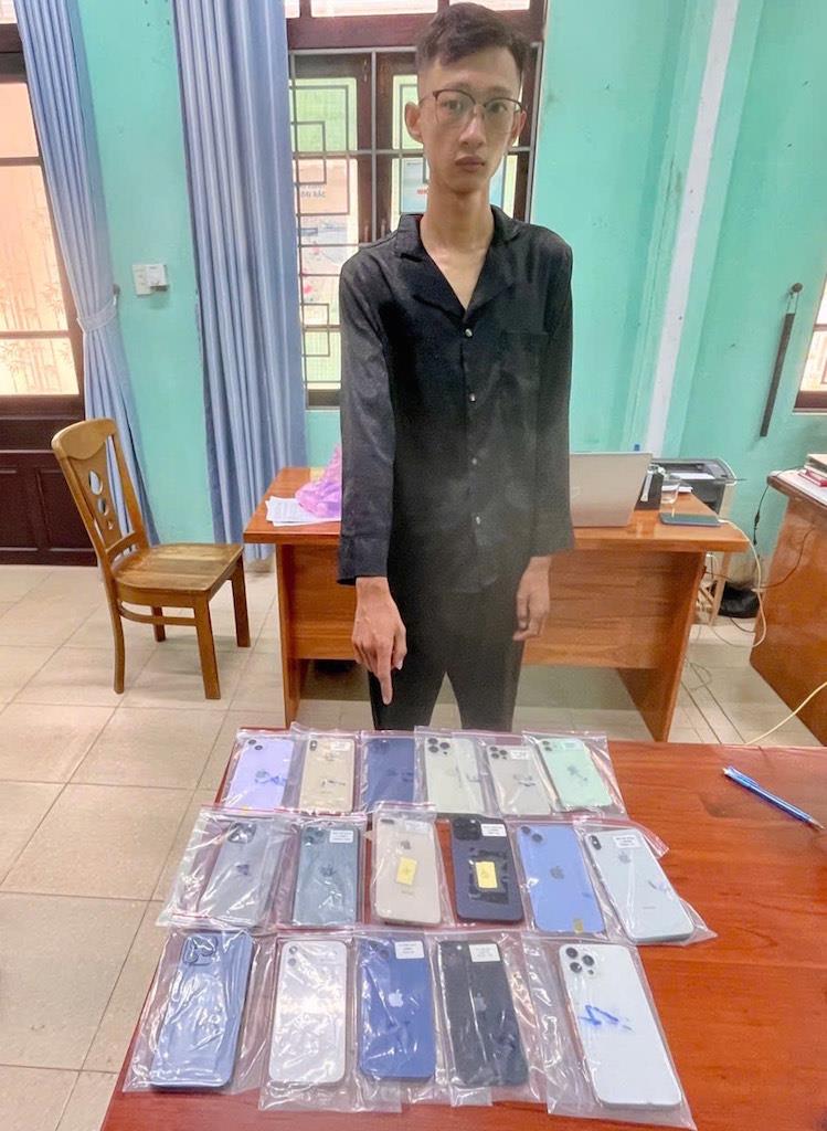 Lê Quang Sỹ cùng tang vật.