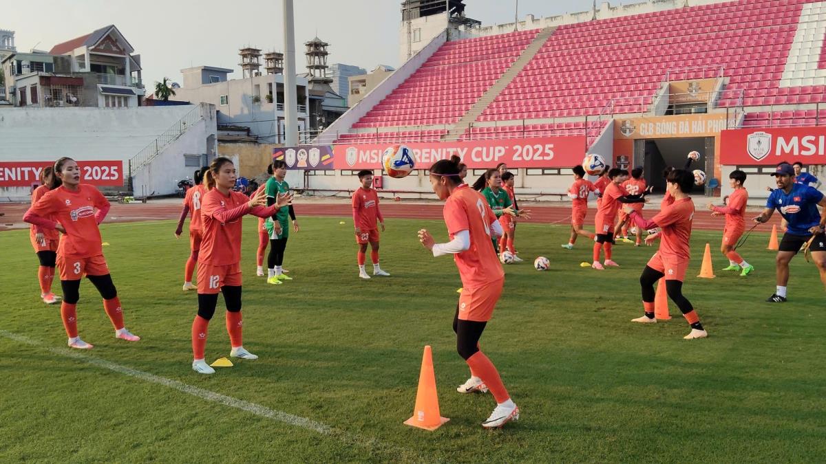 Đội tuyển nữ Việt Nam tập luyện chuẩn bị cho giải.