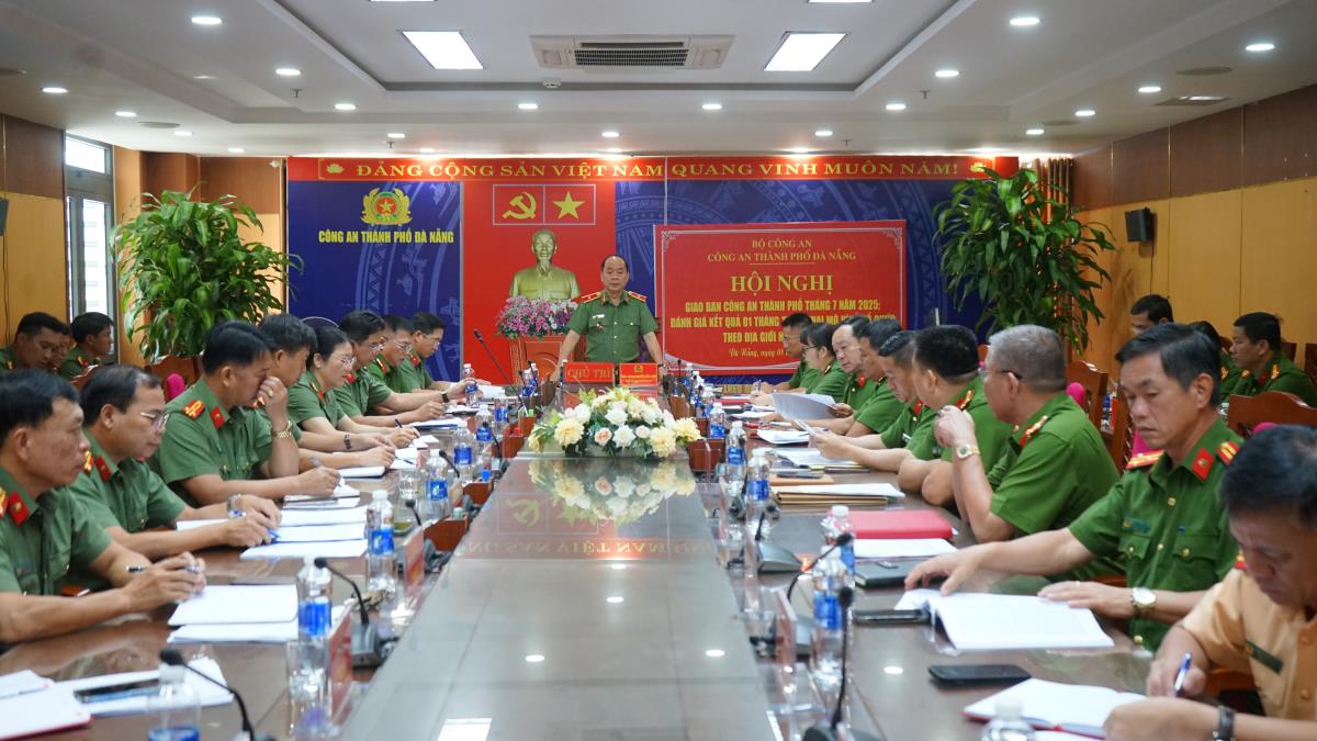 Đại tá Nguyễn Đại Đồng điều hành phần tham luận của Công an các đơn vị, địa phương.