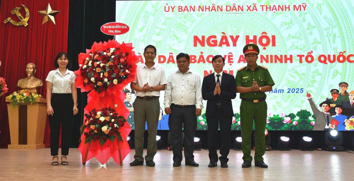 Các đại biểu chụp ảnh lưu niệm tại Ngày hội.