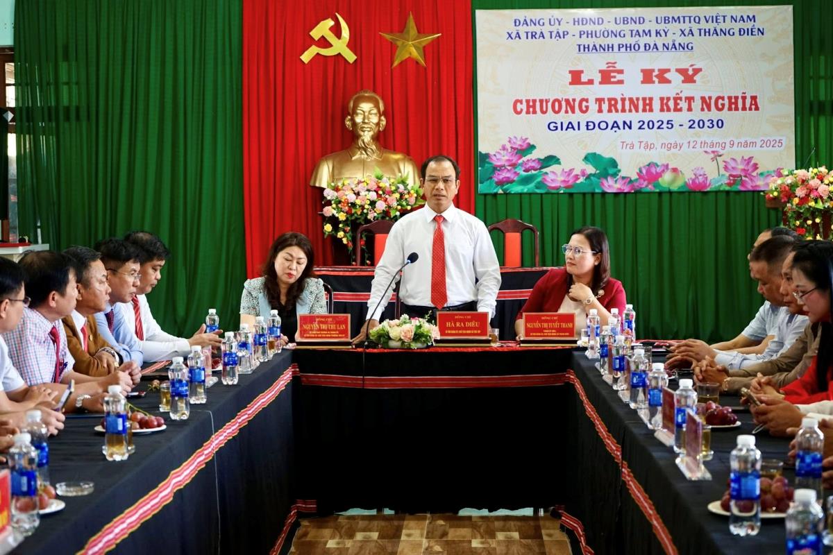 Quang cảnh buổi kết nghĩa giữa Đảng ủy phường Tam Kỳ và Đảng ủy các xã Trà Tập, Thăng Điền.