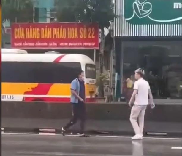 Công an xã Cẩm Trung làm việc với Phan Ngọc Giám- tài xế xe buýt “nhái” BKS 38B-011.16