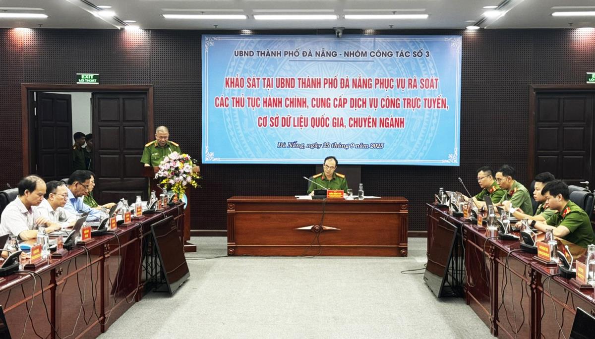 Nhóm công tác số 3 khảo sát thực tế tại Trung tâm Dịch vụ hành chính công TP Đà Nẵng.