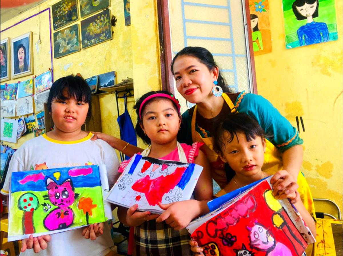 Cô giáo Xuân Thủy vui cùng học sinh tại cuộc thi vẽ tranh năm 2023.