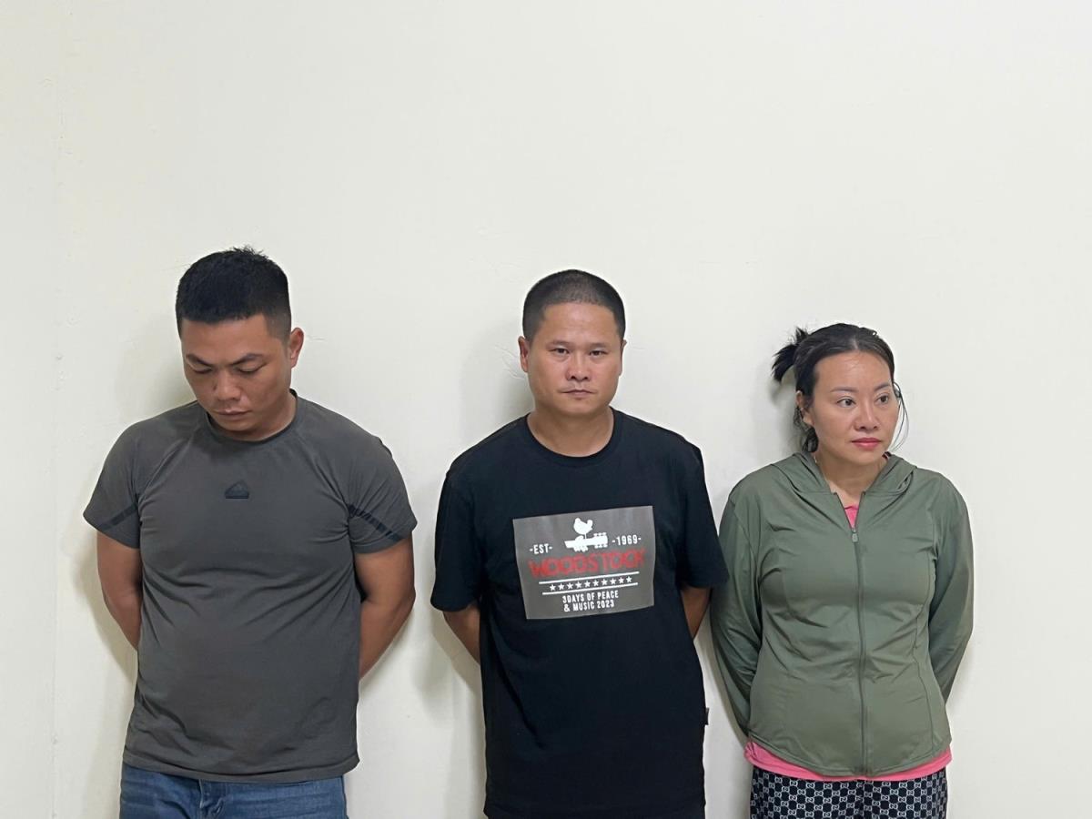 Khu vực đối tượng đổ trộm chất thải.