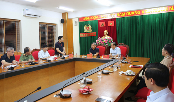 Đối tượng Hà Quang Sơn (trái) và Hoàng Văn Đông (phải) bị lực lượng chức năng bắt giữ.