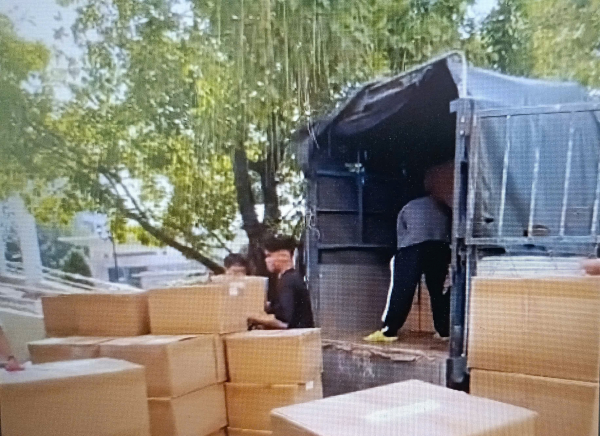 Tang vật của vụ án được đưa ra xe tải chở về kho chứa vật chứng (ảnh cắt từ clip).