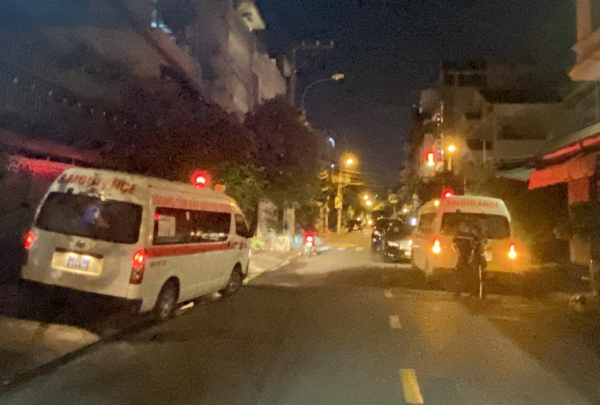 Nhiều xe cứu thương vẫn đang túc trực tại hiện trường.