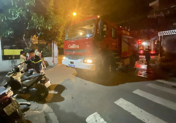 Xe chữa cháy liên tục được điều động đến triển khai chữa lửa.