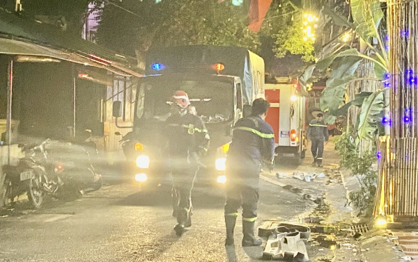 Các tổ công tác triển khai chữa cháy.