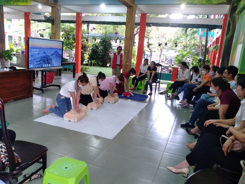 Sau đợt tập huấn, các cô giáo MN tỉ mỉ trong từng chi tiết khi thực hành giả định băng bó vết thương cho trẻ tại trường.