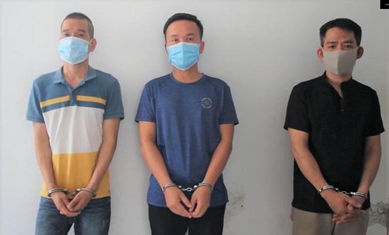 Từ trái qua phải, nhóm 3 đối tượng Lê Thanh Hải, Lê Kiên Trung và Trần Diễn Thương và tang vật chuyên án cơ quan Công an thu giữ.
