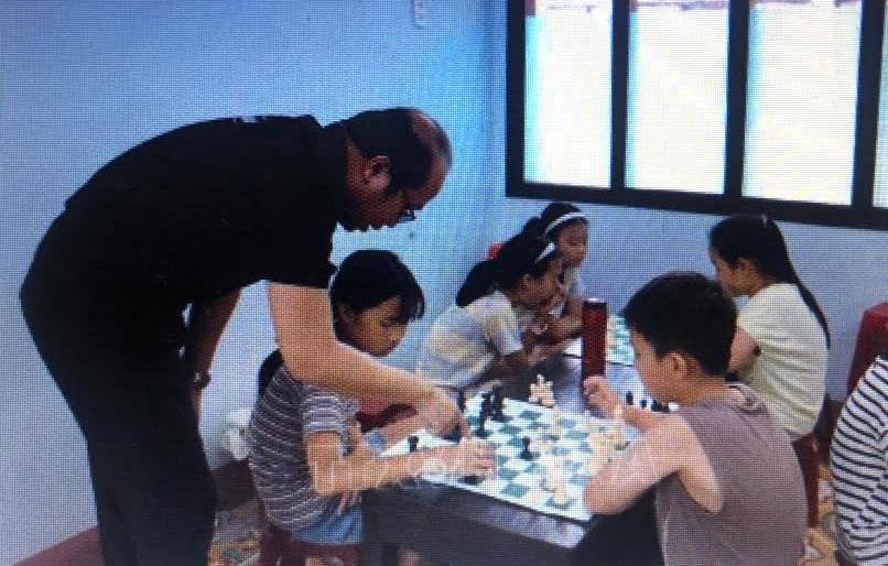 Lớp học cờ vua thu hút đông đảo thiếu nhi theo học.