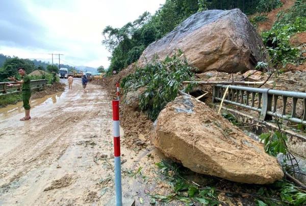 Ứng phó sạt lở đất, ngập lụt trên từng cây số