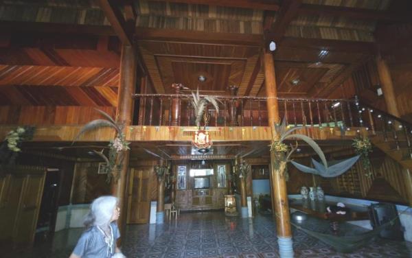 Nỗi thấp thỏm ở làng biệt thự gỗ