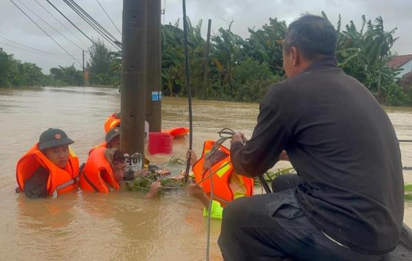 Kịp thời cứu 2 phóng viên gặp nạn khi tác nghiệp tại vùng ngập lụt