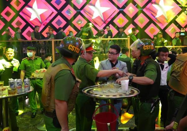 Cuộc đột kích quán bar Paris Night Club lúc nửa đêm vén màn sự thật bên trong