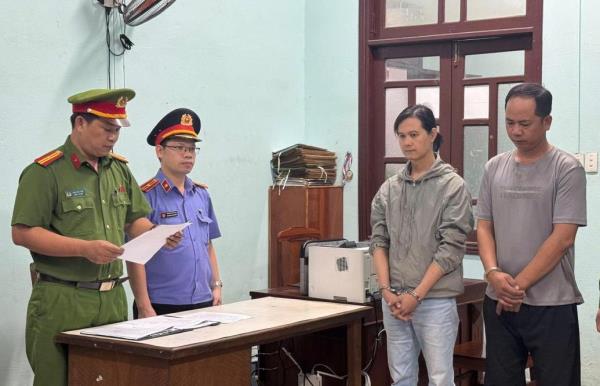 Khởi tố, bắt tạm giam 2 gã côn đồ hành hung tài xế xe công nghệ bất tỉnh