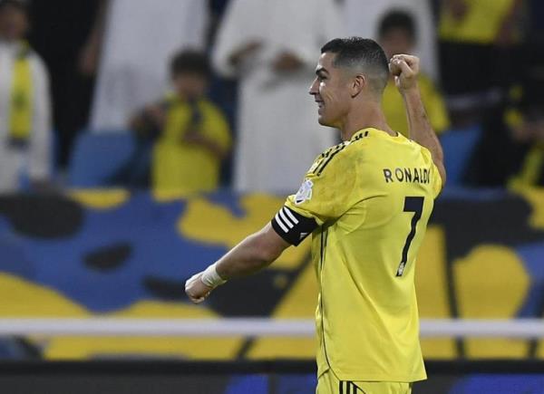 Ronaldo cán mốc 950 bàn thắng sau khi bị Messi phá kỷ lục